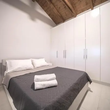 Terra Zeus - Wooden House Beachfront Apartment