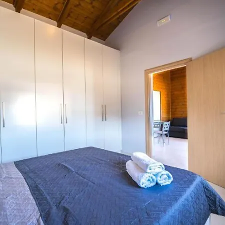 Terra Zeus - Wooden House Beachfront Apartment *